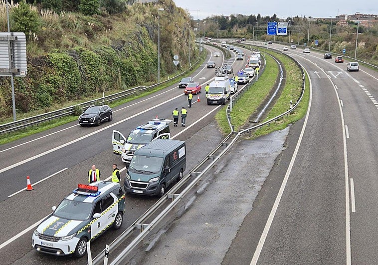 Muere un motorista de 22 años al sufrir una salida de vía en la ronda sur de Gijón